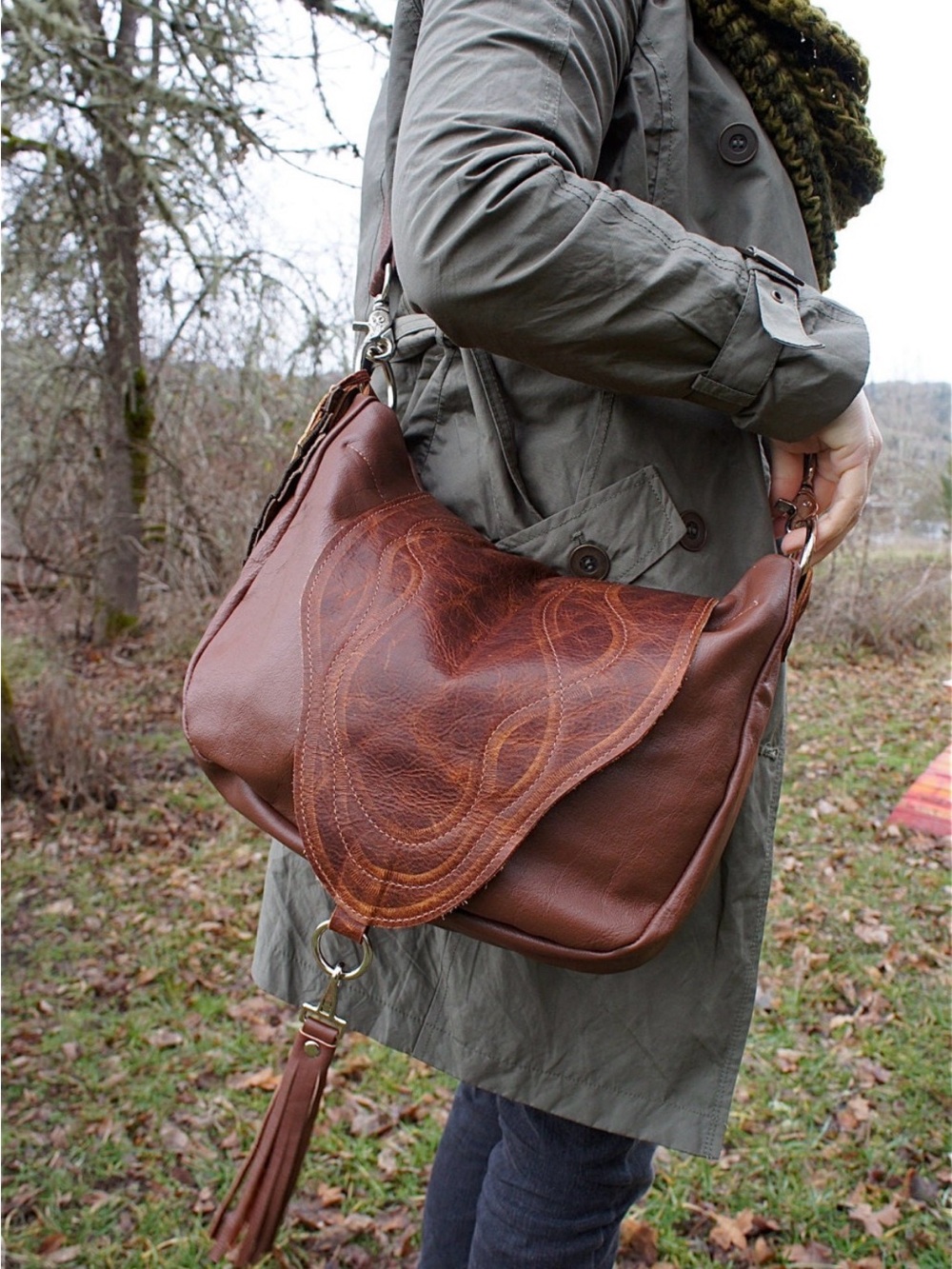 Handcrafted Retro Brown Leather Shoulder Bag with Decorative Stitching - Picture 4 of 16